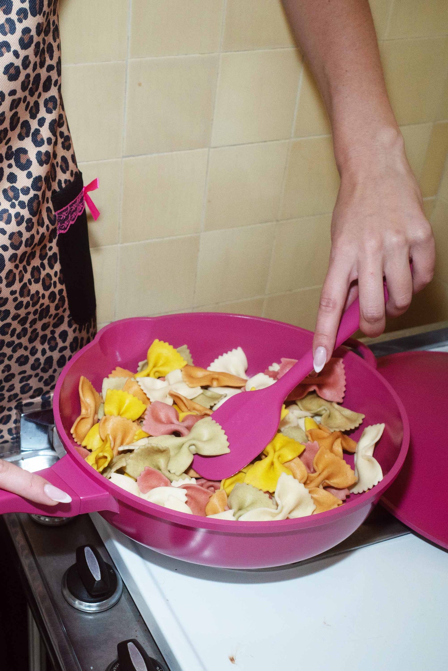 LFPNP11-Lynnee-11-Frying-Pan-Pink-Lifestyle-Image-03 - shoponestop.store