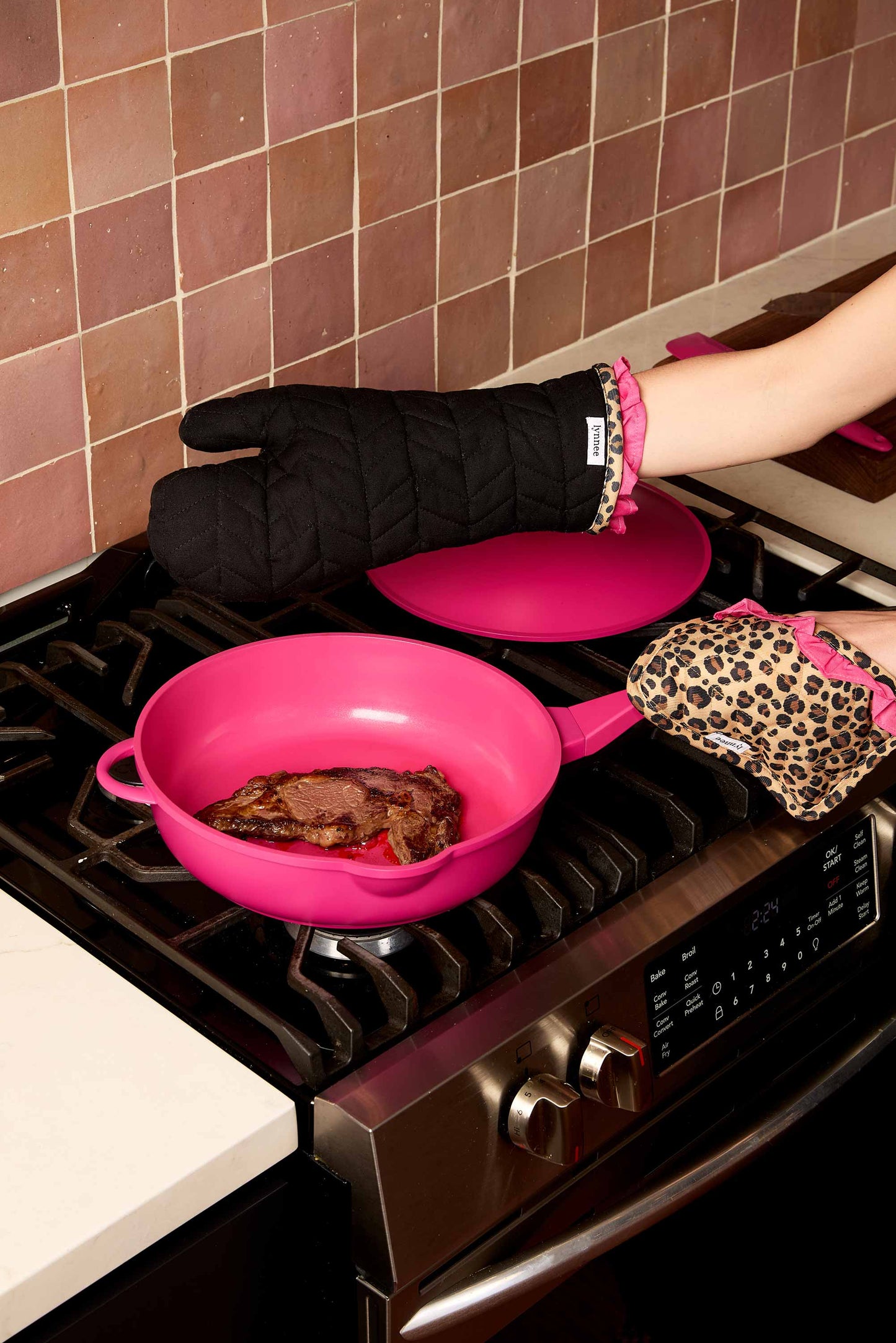 LFPNP11-Lynnee-11-Frying-Pan-Pink-Lifestyle-Image-01 - shoponestop.store