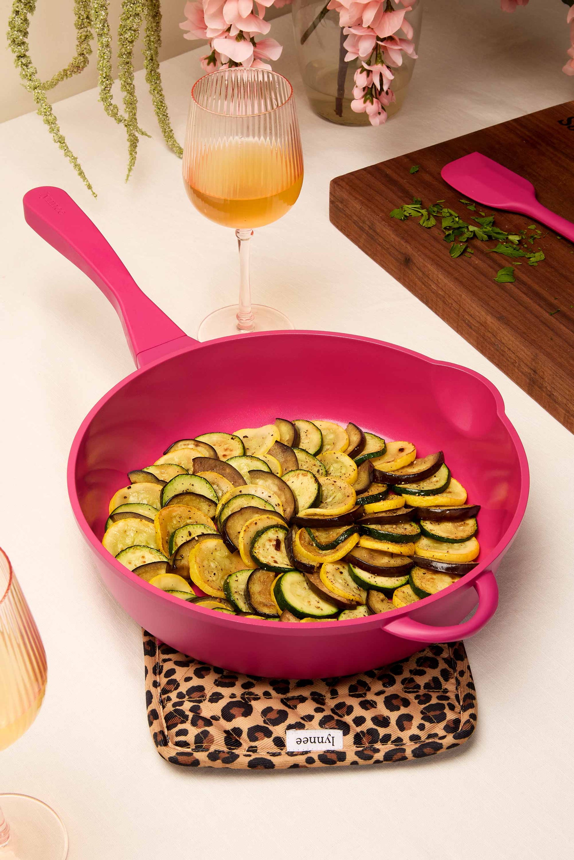 LFPNP11-Lynnee-11-Frying-Pan-Pink-Lifestyle-Image-02 - shoponestop.store